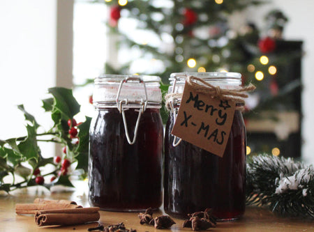 Auf der Suche nach einem Last-Minute Weihnachtsgeschenk helfen wir euch gern: Hier erfahrt ihr wie ihr aus Biowein (Rotwein) eine leckeres Weingelee selbst herstellt.